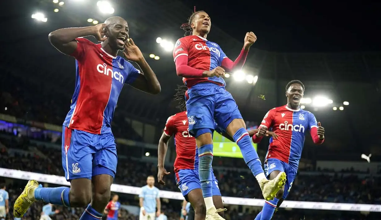 Pemain Crystal Palace, Michael Olise, melakukan selebrasi setelah mencetak gol penalti ke gawang Manchester City dalam duel pekan ke-17 Liga Inggris 2023/2024 di Stadion Etihad, Sabtu (16/12/2023). (AP Photo/Dave Thompson)