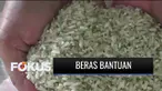 Sejumlah warga beramai-ramai mengembalikan beras bantuan jaringan sosial Covid-19 dari Pemkab Nganjuk, Jawa Timur. Warga menilai kualitas beras tak layak. Pasalnya, beras seberat 20 kilogram itu berwarna kuning dan berbau apek.