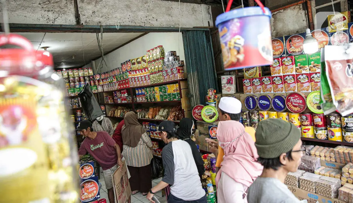 <p>Calon pembeli memilih kue kering dalam kemasan di lapak penjual kue musiman di Jalan Raya Bogor Km. 26, Jakarta, Sabtu (30/4/2022). Menurut pedagang penjualan kue kering kemasan di kawasan itu meningkat menjelang Lebaran. (Liputan6.com/Faizal Fanani)</p>