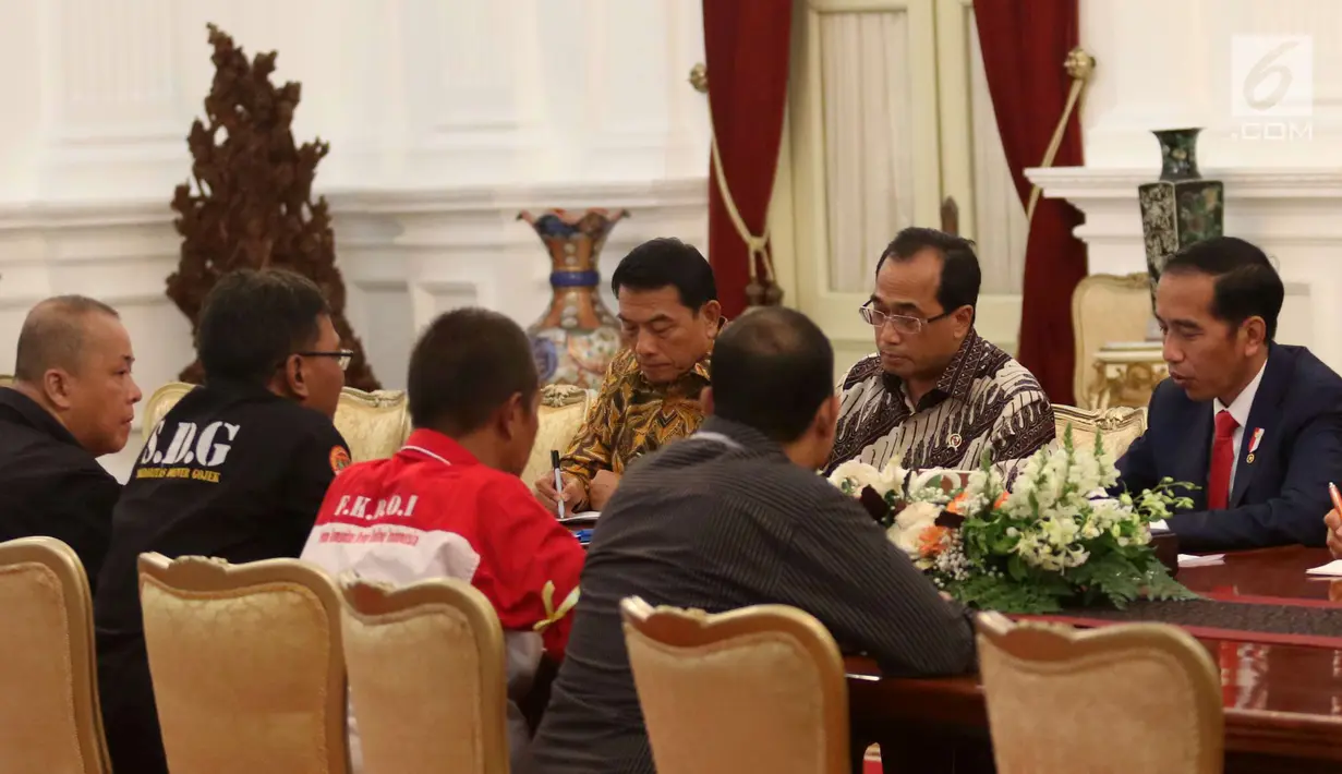 Suasana pertemuan antara Presiden Jokowi dengan perwakilan ojek online di Istana Merdeka, Jakarta, Selasa (27/3). Mereka meminta pemerintah membantunya berdiskusi dengan perusahaan transportasi online agar merasionalkan tarif. (Liputan6.com/Angga Yuniar)