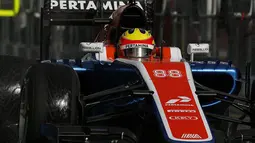 Pebalap Manor Racing, Rio Haryanto, bersiap meninggalkan pits saat latihan bebas kedua di Sirkuit Albert Park, Australia, Jumat (18/3/2016). Meski peringkat meningkat namun catatan waktu Rio menurun dibanding sesi pertama. (Reuters/Brandon Malone)