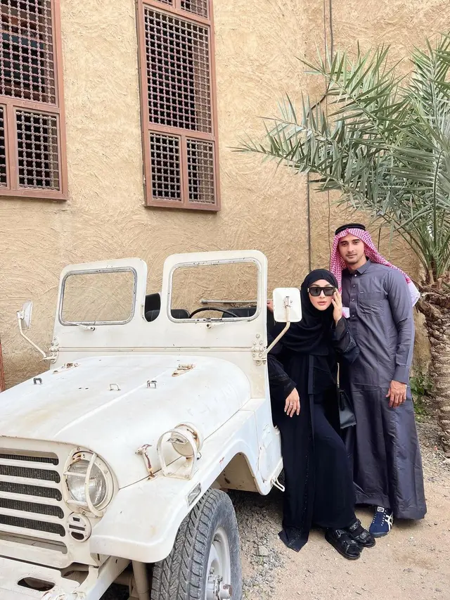 6 Potret Gaya Hijab Margin Wieheerm, Istri Ali Syakieb yang Blasteran Pakistan