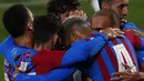 Penyerang Barcelona Martin Braithwaite (kedua kanan) berselebrasi dengan timnya setelah mencetak gol ke gawang Juventus pada pertandingan Joan Gamper Trophy di Estadi Johan Cruyff, Minggu (8/8/2021). Barcelona berhasil menjuarai Trofi Joan Gamper 2021 usai menggilas Juventus 3-0. (AP/Joan Monfort)