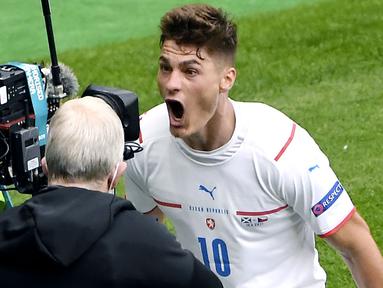 Republik Ceska sukses membungkam tuan rumah Skotlandia dengan dua gol tanpa balas pada laga Grup D Euro 2020 di Hampden Park, Glasgow, Senin (14/6/2021). (AP/Andy Buchanan, Pool)