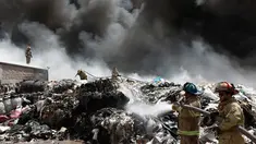 Petugas pemadam kebakaran berusaha memadamkan api di pabrik daur ulang sampah di Ciudad Juarez, Meksiko (2/5). Akibat kebakaran ini pihak berwenang Juarez menyatakan keadaan darurat lingkungan. (AP/Christian Torres)