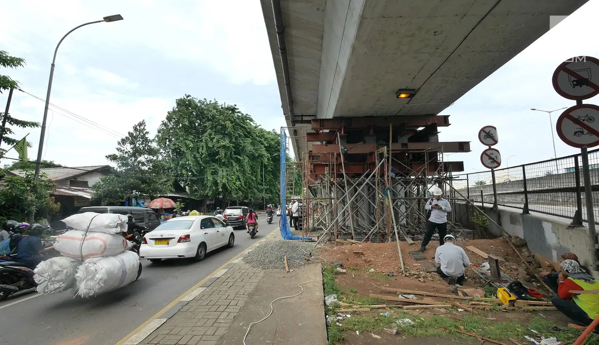 Pekerja menyelesaikan perbaikan retakan di flyover Cengkareng, Jakarta, Kamis (27/12). Flyover tersebut baru berumur sekitar enam tahun. (Liputan6.com/Herman Zakharia)