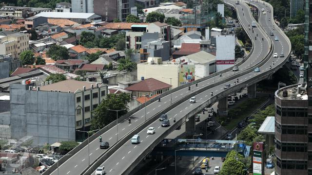 Pertaruhkan Nyawa Pemotor Nekat Lewat Flyover Casablanca