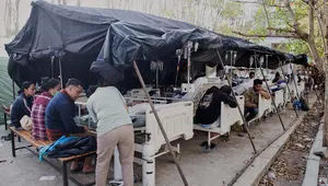 Pasien Rumah Sakit Dirawat di Tenda Usai Gempa M 7,7