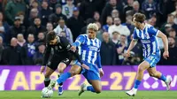 Georgino Rutter melepaskan tekel ke arah Pedro Neto di laga Brighton vs Chelsea, Rabu (22/4/2026) (Gareth Fuller/PA via AP)