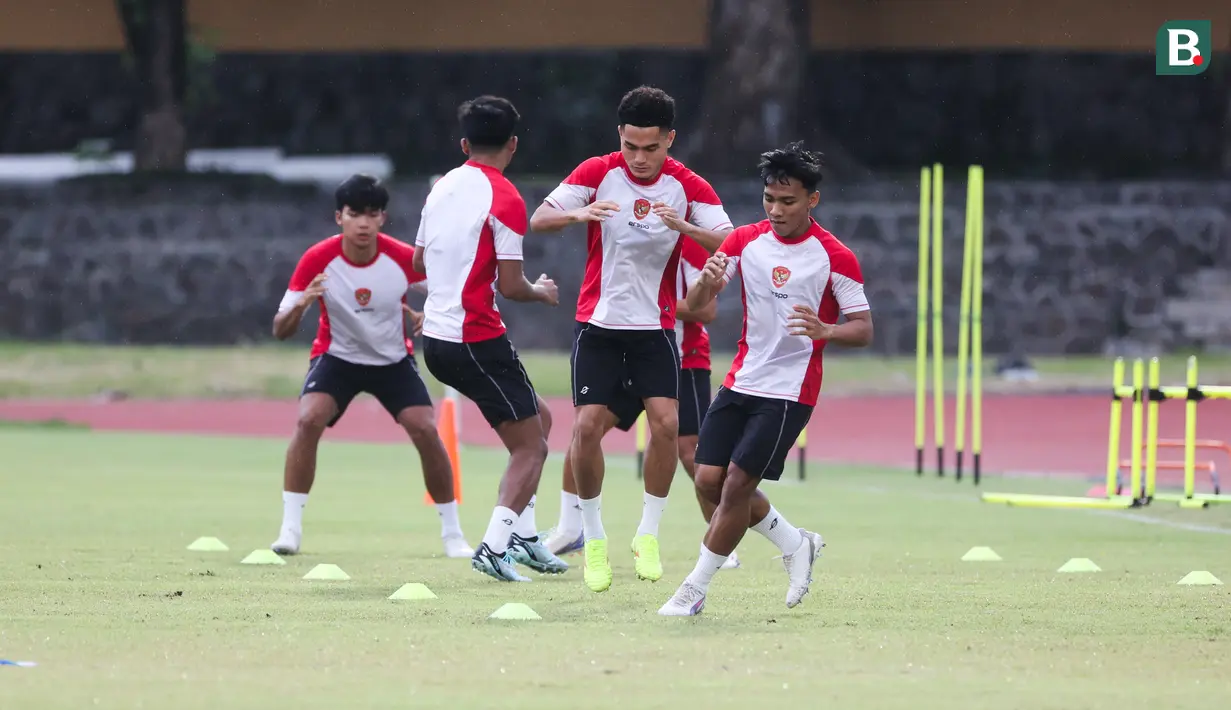 Pemain Timnas Indonesia melakukan latihan resmi jelang laga terakhir Grup B Piala AFF 2024 melawan Filipina di Stadion Sriwedari, Solo, Jawa Tengah, Jumat (20/12/2024). (Bola.com/Abdul Aziz)