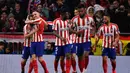 Pemain Atletico Madrid merayakan gol yang dicetak Saul Niguez ke gawang Liverpool pada leg pertama 16 besar Liga Champions di Stadion Wanda Metropolitano, Madrid, Rabu (19/2) dini hari WIB. Atletico menang 1-0 atas Liverpool. (AFP/Pierre Philippe Marcou)