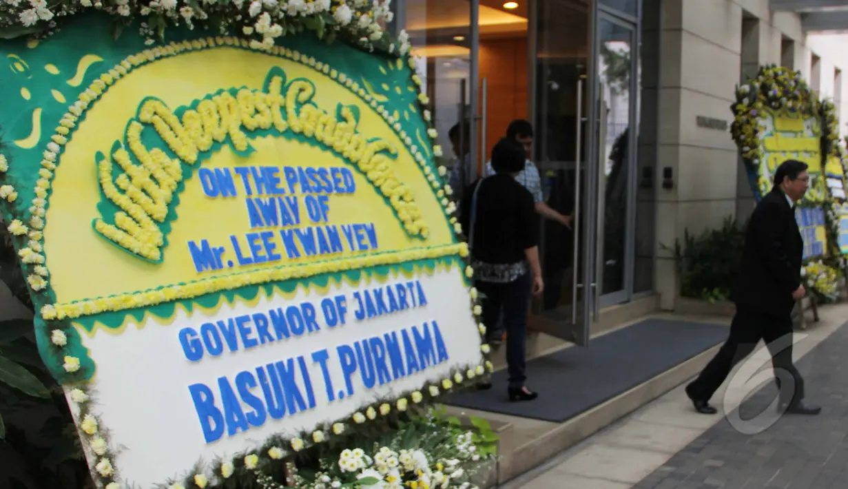 Karangan bunga turut berduka cita atas meninggalnya Mr.Lee Kwan Yew dari Gubernur DKI Jakarta Basuki T.Purnama, Jakarta, Rabu (25/3/2015).(Liputan6.com/Helmi Afandi)