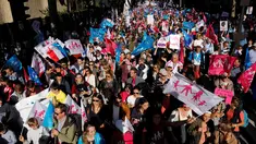 Pengunjuk rasa melakukan aksi protes dengan membawa bendera dan spanduk anti gay di Paris, Prancis, Minggu (16/10). Mereka membawa bendera yang bertuliskan "La Manif Pour Tous" dan menentang pernikahan sejenis. (Reuters/ Benoit Tessier)