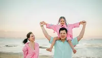 Putri Shandy Aulia Tampil Ekspresif dengan Rambut Cornrow, Jadi Inspirasi Gaya Rambut Anak Main di Pantai