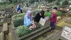 Warga berziarah di makam keluarganya di Tempat Pemakaman Umum (TPU) Dreded, Bogor, Jawa Barat, Minggu (15/2/2026). Jelang bulan suci Ramadan, sejumlah Tempat Pemakaman Umum (TPU) mengalami lonjakan peziarah. (merdeka.com/Arie Basuki)
