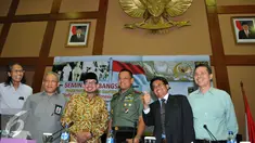 Panglima TNI Gatot Nurmantyo (ketiga kanan) dan Presiden Partai Keadilan Sejahtera (PKS) Sohibul Imam, berpose bersama usai Seminar Kebangsaan 70 Tahun Kemerdekaan Indonesia, Jakarta, Rabu (26/08/2015). (Liputan6.com/Andrian M Tunay)
