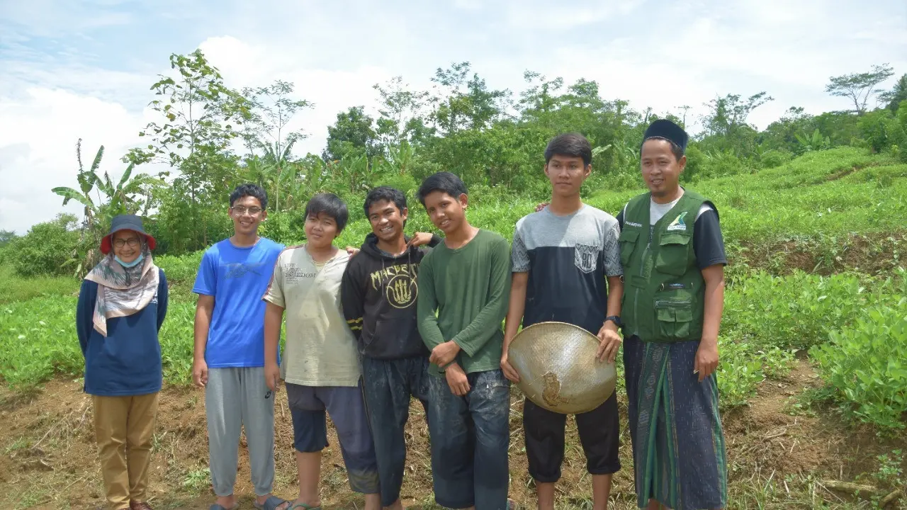 Santri Al Hikmah Subang mendidik santrinya dengan agropreneur. (Istimewa)