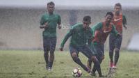 Gelandang Timnas Indonesia U-22, Miftahul Hamdi, berebut bola dengan Gian Zola saat latihan jelang SEA Games 2017 Malaysia di Stadion I Wayan Dipta, Bali, Sabtu (8/7/2017). (Bola.com/Vitalis Yogi Trisna)