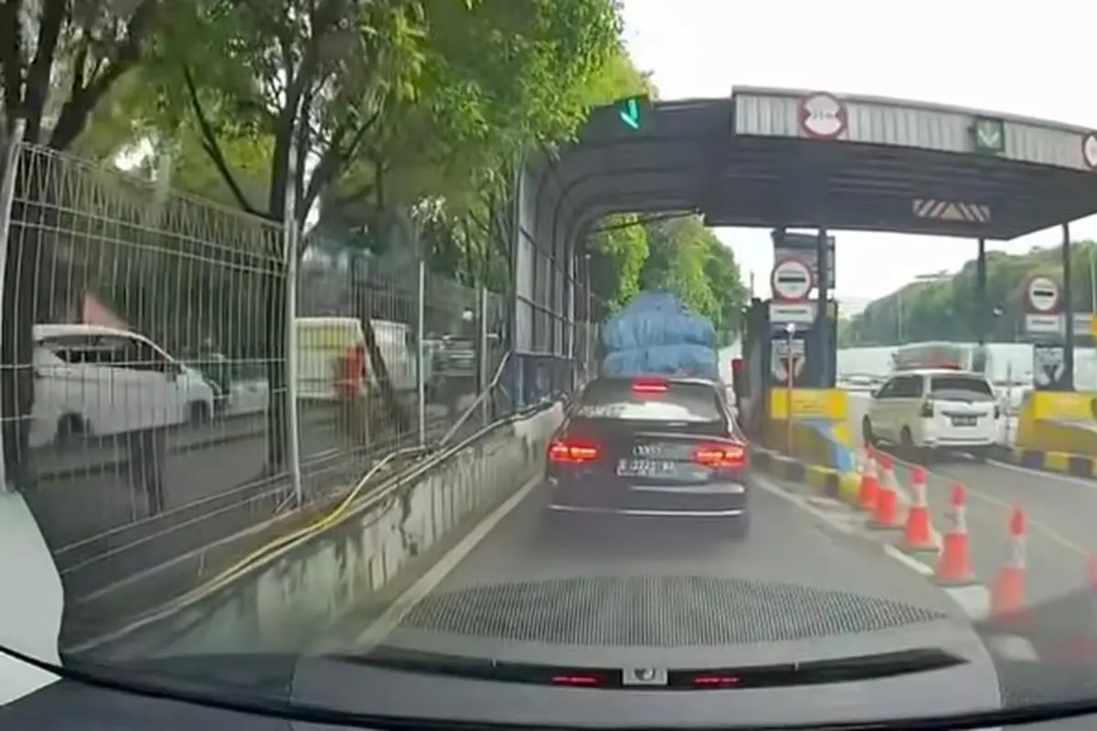 Aksi pengemudi Audi masuk ruas tol tanpa bayar viral di media sosial (Istimewa)