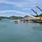 Sebuah jembatan  yang ambruk di pelabuhan ikan Nanfangao di kota Suao (1/10/2019). Jembatan beton yang ambruk tersebut menimpa beberapa perahu nelayan yang bersandar di bawahnya. (AFP Photo/Sam Yeh)