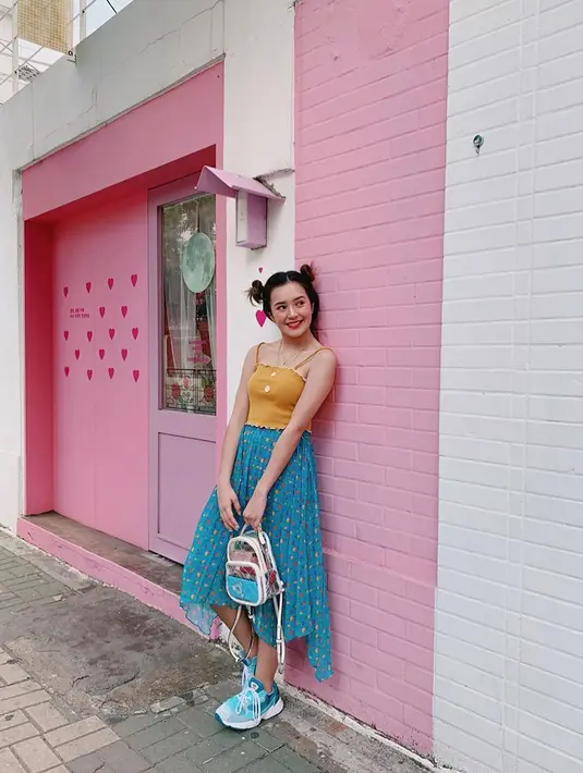 Beby berpenampilan lebih cute dengan rambut yang dikuncir cepol dua, dengan warna outfit yang cerah dan sangat khas dengan Korean Style. (Liputan6.com/IG/@bebytsabina)