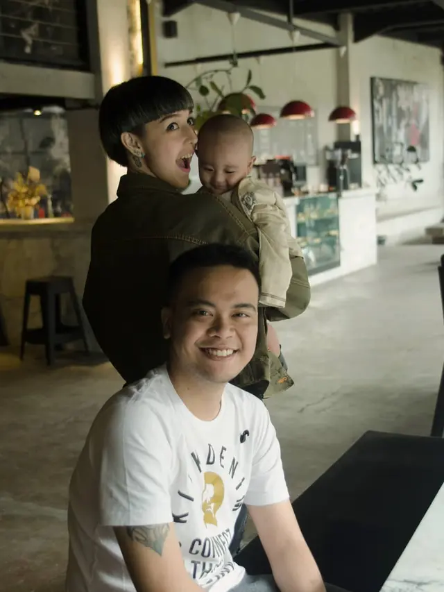 Jarang Terekspos, Ini 6 Potret Terbaru Reza SMASH Bersama Anak dan Istri