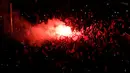 Flare dinyalakan para pendukung Presiden Turki Tayyip Erdogan saat merayakan kegagalan kudeta militer di Taksim Square, pusat kota Istanbul, Sabtu (16/7). Pihak militer berupaya melakukan kudeta terhadap Pemerintahan Erdogan (REUTERS/Alkis Konstantinidis)