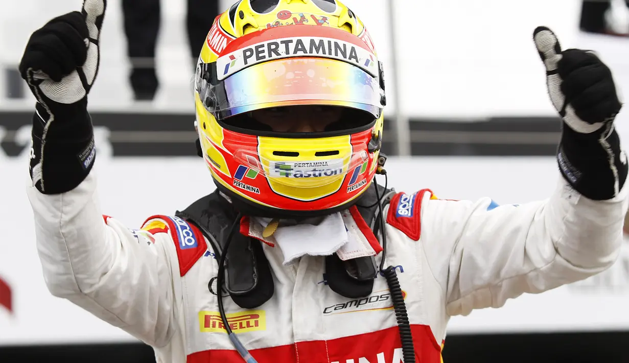 Ekspresi Rio Haryanto setelah meraih juara di Sprint Race GP2 Seri Inggris yang berlangsung di Sirkuit Silverstone, Inggris. Minggu (5/7/2015). (GP2 Media Service)