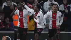 Manchester City harus tersingkir di babak perempatfinal Carabao Cup 2022/2023 setelah kalah 0-2 dari tuan rumah Southampton di St. Mary's Stadium, Kamis (12/1/2023) dini hari WIB. Tampil tanpa beberapa pemain inti sebagai starter, gawang The Citizens bobol dua kali di babak pertama lewat gol-gol dari Sekou Mara pada menit ke-23 dan Moussa Djenepo pada menit ke-28. (AP Photo/ Alastair Grant)