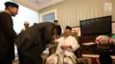 Cawapres nomor urut 01 Ma'ruf Amin bersalaman saat Ngopi Bareng di kediamannya di Jalan Situbondo, Jakarta, Rabu (12/12). Kurang lebih sepekan terakhir, Ma'ruf Amin tak lagi keliling berkampanye. (Merdeka.com/Arie Basuki)