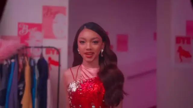 Pesona Naura Ayu dalam balutan dress pink