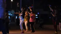Melawan Narkoba, Puluhan Nenek Berdansa (AFP)