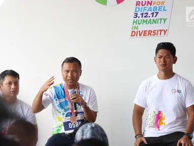 Head of Mass Sport Development and Sport Health Kemenpora Dr. I nyoman Winata didampingi Ketua Panitia Run For Difable Aswin Lolo Anditomo (kiri) memberi keterangan saat jumpa pers di Jakarta, Minggu (3/12). (Liputan6.com/Angga Yuniar)