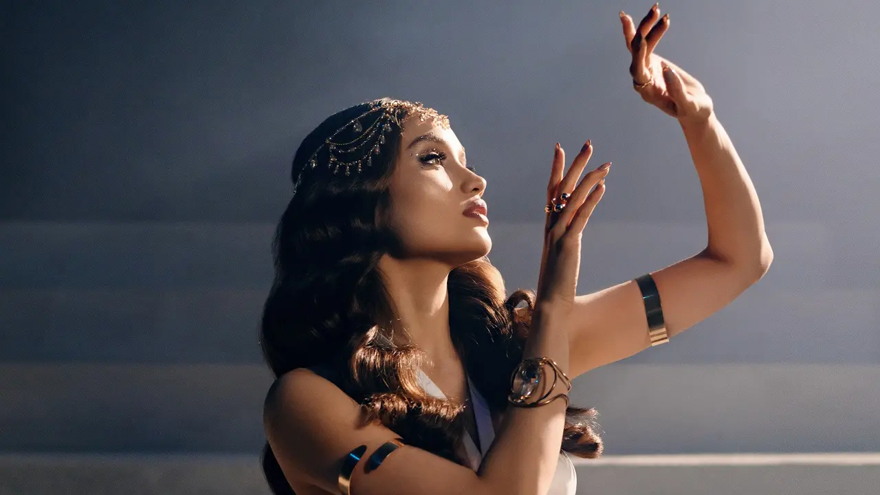 Cinta Laura dalam fotografi untuk single It's You. (Sony Music Entertainment)