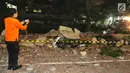 Warga mengabadikan kendaraan bermotor yang tertimbun reruntuhan bangunan parkir bertingkat akibat gempa di Mal Galeria, Ngurah Rai, Bali, Minggu malam (5/8). Gempa di Lombok Utara, NTB mengakibatkan bangunan parkir rusak. (Liputan6.com/Johan Tallo)
