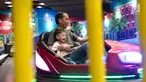 Presiden Joko Widodo menemani cucunya Jan Ethes bermain  bumper car di mal Botani Square, Bogor, (8/12). Presiden tampil berkaos hijau dengan celana jins dan sepatu sneakers. sang cucu mengenakan kaos garis-garis. (Liputan6.com/HO/Biro Pers Setpres)