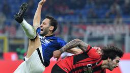 Pada menit kedelapan, wasit menunjuk titik putih dan memberikan hadiah penalti kepada Inter Milan usai Hakan Calhanoglu dilanggar oleh pemain AC Milan. (AFP/Tiziana Fabi)