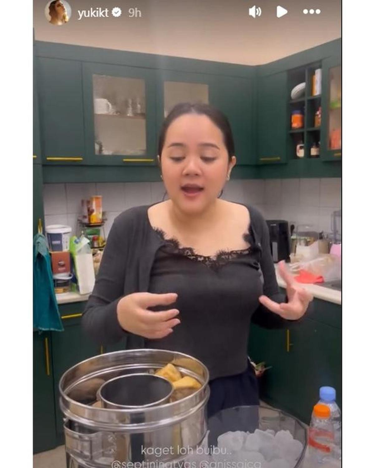 6 Potret Dapur dan Meja Makan di Rumah Aaliyah Massaid saat Bukber Geng Artis
