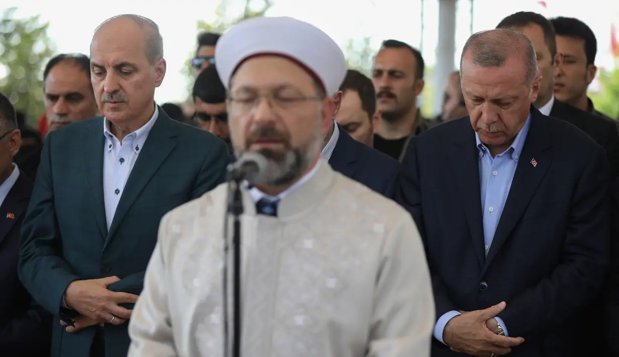 Presiden Turki Recep Tayyip Erdogan (kanan) menunaikan salat gaib untuk mantan Presiden Mesir Mohammed Morsi di Masjid Fatih, Istanbul, Selasa (18/6/2019). Selain di Istanbul, salat gaib untuk Morsi juga dilakukan di masjid-masjid seluruh Turki. (AP Photo/Emrah Gurel)
