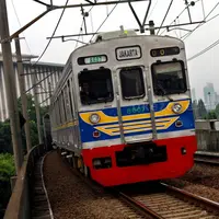 Belum ada 30 menit tabrakan kereta terjadi di Stasiun Juanda, Jakarta. Kamu bisa menyimak cuitan akun PT. KAI di Twitter.