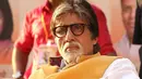 Walaupun usianya tidak muda lagi, akan tetapi Amitabh Bachchan masih sibuk syuting film terbarunya. Ia membantah jika dirinya sakit gara-gara syuting. (Foto: catchnews.com)