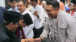 RK tiba dengan mengenakan pakaian kasual berwarna krem didampingi Komandan TKN Fanta Arief Rosyid. (Liputan6.com/Herman Zakharia)