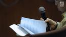 Terdakwa dugaan korupsi proyek e-KTP, Setya Novanto membuka buka catatan saat menjadi saksi pada sidang lanjutan di Pengadilan Tipikor, Jakarta, Kamis (22/3). Sidang mendengar kesaksian terdakwa. (Liputan6.com/Helmi Fithriansyah)