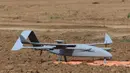 Foto yang diambil dari posisi di Israel selatan dekat perbatasan dengan Jalur Gaza ini menunjukkan miniatur pesawat tanpa awak (UAV) Israel yang sedang bersiap-siap untuk lepas landas di sebuah lapangan pada 17 Januari 2024. (JACK GUEZ/AFP)