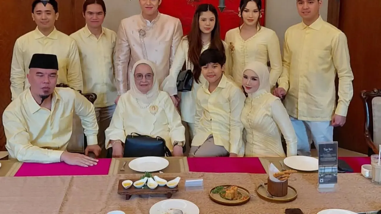 EL Rumi pakai baju beskap di antara saudranya. [@erueru11]