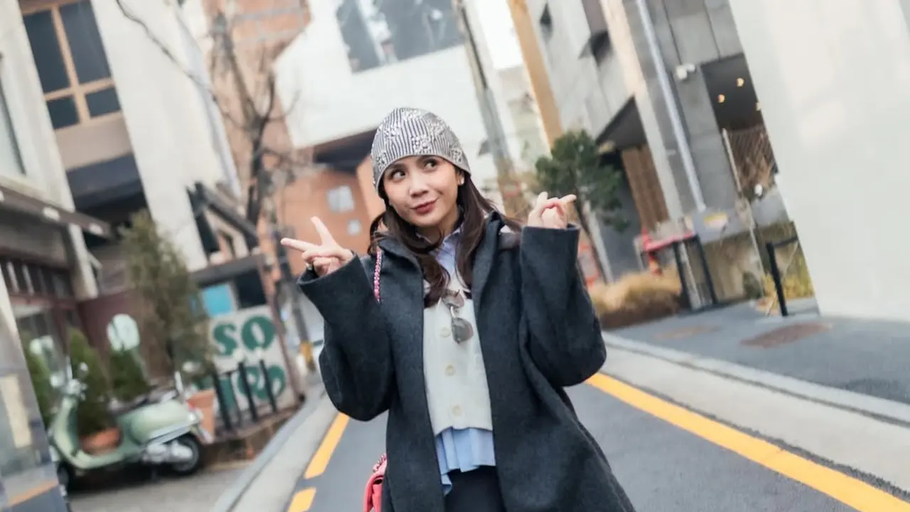 Gaya Preppy Chic Nagita Slavina Saat Liburan Musim Dingin di Korea Selatan, Andalkan Layering Outfit yang Effortless