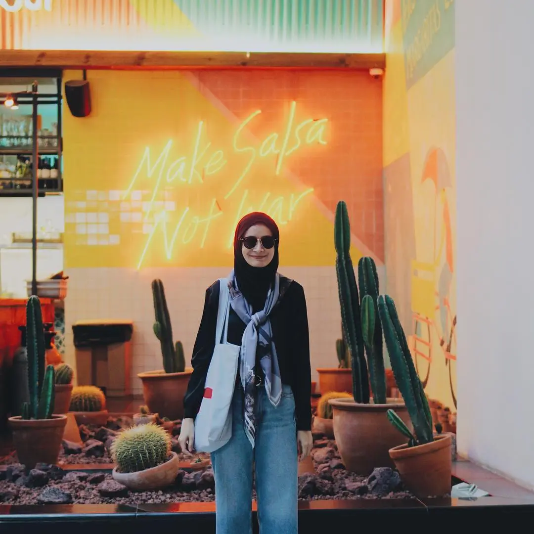 Gaya hijab makin kece dengan jeans. (sumber foto: instagram)