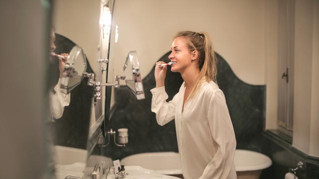 ilustrasi hemat air saat gosok gigi