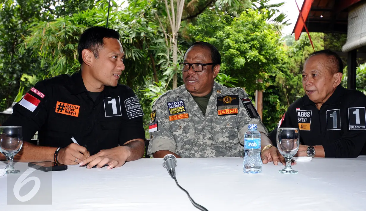 Cagub DKI Jakarta, Agus Harimurti Yudhoyono (AHY- kiri) berbincang dengan anggota DPD RI, Bahar Ngitung (tengah) saat pertemuan di Jakarta, Selasa (24/1). AHY juga menyimak masukan dari beberapa anggota DPD RI. (Liputan6.com/Helmi Fithriansyah)