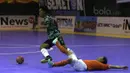 Pemain Bintang Timur Surabaya terjatuh saat berusaha menghadang pemain Vamos Mataram dalam laga Seri III Grup B Wilayah Timur Pro Futsal League 2016 di GOR 17 Desember, Mataram, NTB, Sabtu (12/3/2016). (Bola.com/Arief Bagus)